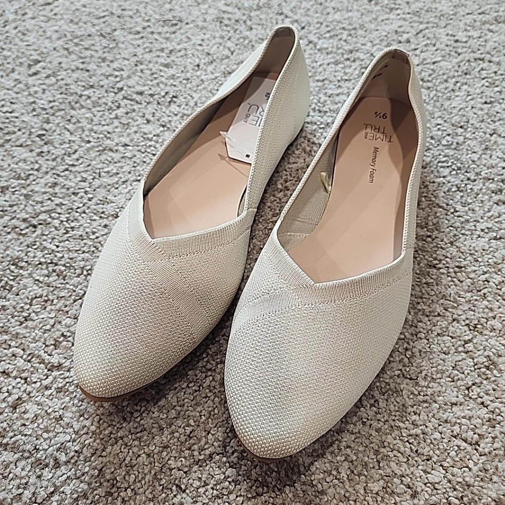 NWT Womens 9.5 Time & Tru Light Beige Memory Foam Close Toed Flats